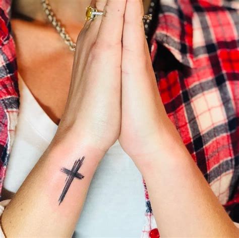 A tatuagem de fé não só traz beleza, como também significados únicos. Elas podem ser feitas de ...