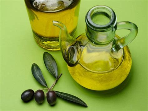 A glass jug of olive oil, containing heart-healthy antioxidants. Rheumatoid Arthritis Diet ...
