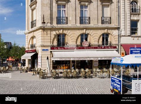 champagne cafe bar reims france Stock Photo - Alamy