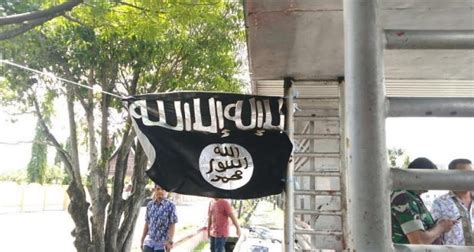 Heboh! Bendera ISIS Terpasang di Halte Bus Padang - Indojati pos