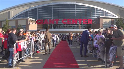 Hershey Bears celebrate new season with red carpet arrival | fox43.com