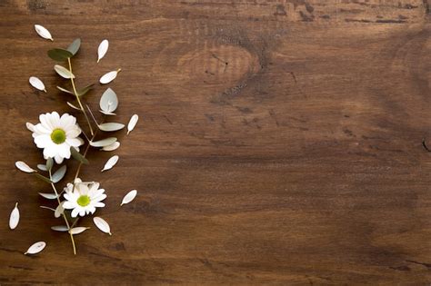 Free Photo | Wooden background with flowers