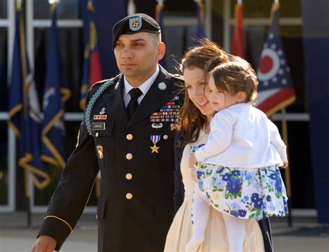 'Screaming Eagle' Soldier receives Silver Star, re-enlists in the Army ...