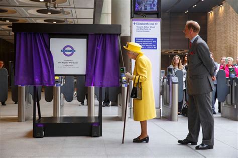 The Queen visits Elizabeth line station at Paddington ahead of the line’s opening | LaptrinhX / News