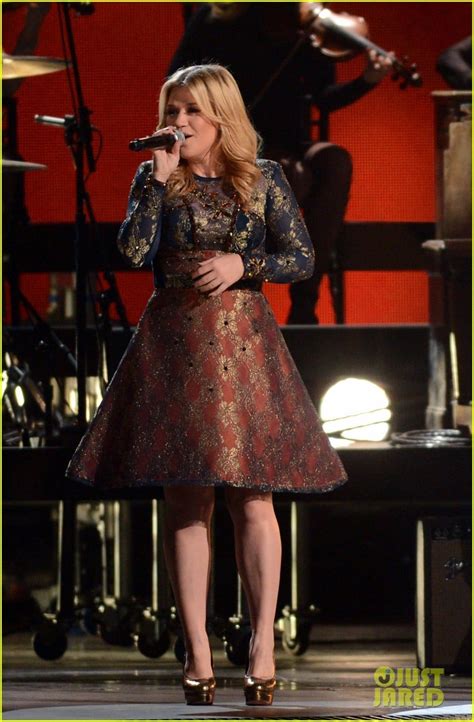 Kelly Clarkson - CMAs Live Duet with Vince Gill : Photo 2749652 | 2012 CMAs, Kelly Clarkson ...