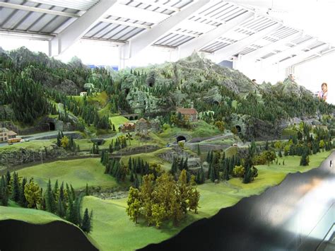 MODEL RAILROADING & LAYOUTS