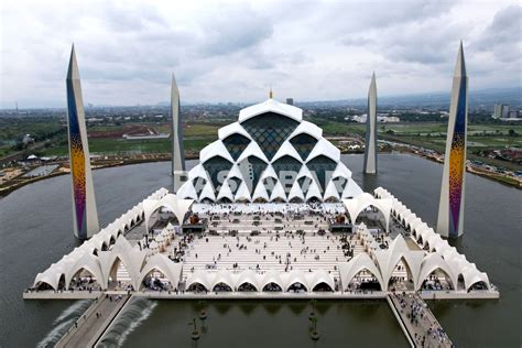 Masjid Raya Al Jabbar Bisa jadi Destinasi Wisata Saat Libur Tahun Baru