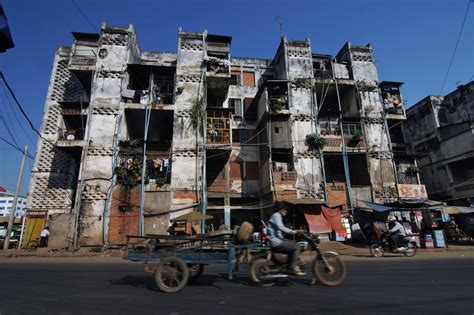 Ghetto survival in Phnom Penh. (alidarbac/Flickr)