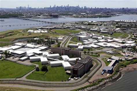 Rikers search lands Correction officer on suspension over stockpile of contraband: Report ...