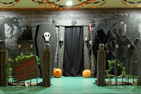 haunted house entrance a good website on DIY Halloween facades ...