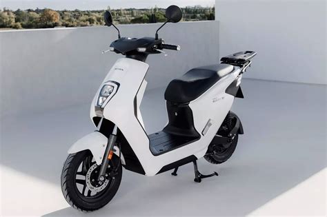 Honda EM1 e: Electric Scooter Has Removable Mobile Power Pack Good for ...