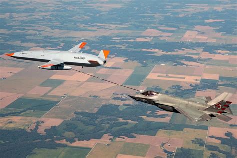El avión no tripulado Boeing MQ-25 Stingray reabastece a un F-35 por ...