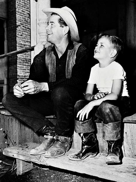 Glenn Ford takes a break with his son Peter on the... - Warner Archive