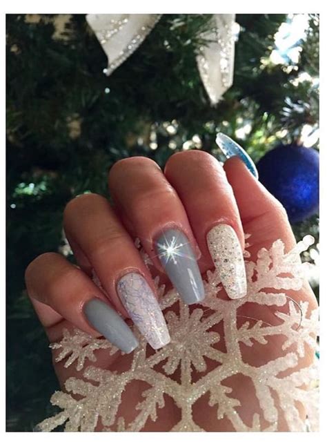 26 Simple Yet Chic Acrylic Nail Designs For Christmas 2022 - The Glossychic