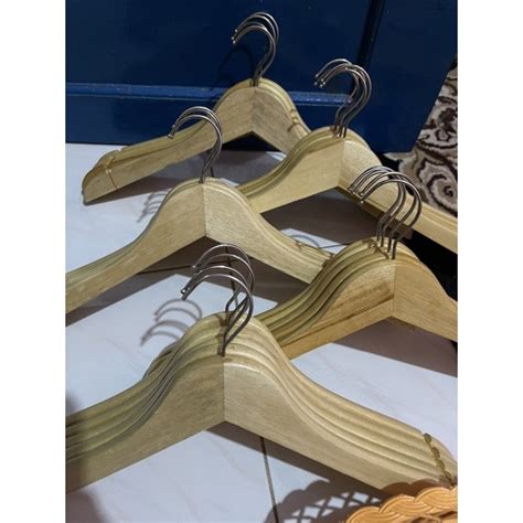 Jual HANGER KAYU/ GANTUNGAN BAJU KAYU | Shopee Indonesia