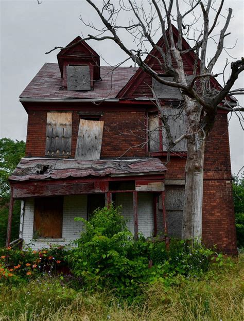 There are 22,000 abandoned houses in Detroit. This is one of them… : r ...