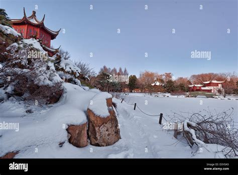 Montreal Botanical garden at dusk in winter, Jardin Botanique de ...