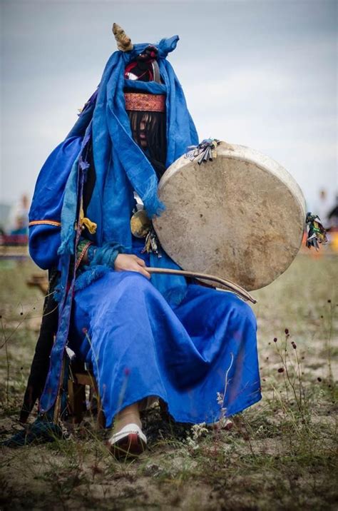 Tuvan female Kam (Shaman) drumming. | Shaman, People of the world, World cultures