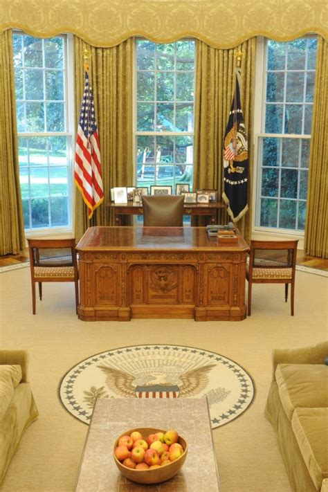 White House Oval Office Desk - Oval Office History - White House Museum ...