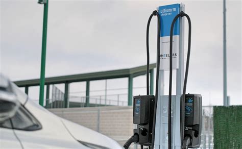 GM launches program to install 40,000 electric vehicle charging ...