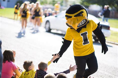 Army ROTC cadets run game ball across Iowa, donate to food banks ...