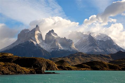 Widok na góry Cordillera del Paine od strony jeziora Pehoé