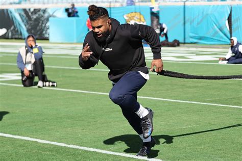 Video Shows Ezekiel Elliott Dominating At Patriots Practice