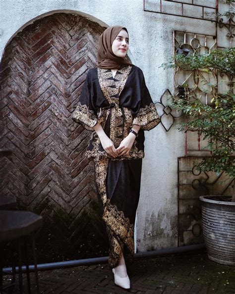 5 Pilihan Outfit Batik Hijab Modern Buat Tampilan Maksimal & Elegan Saat Kondangan - Semua ...