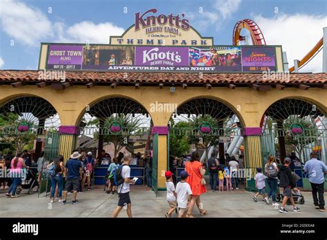 Entrance to Knott's Berry Farm in Southern California Stock Photo - Alamy