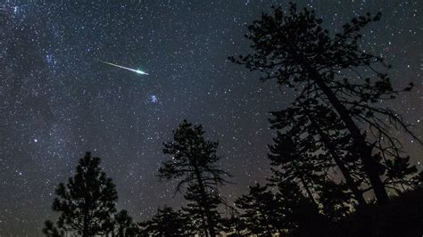 How to watch the Lyrids, the most intense meteor shower of 2023 | Woman ...