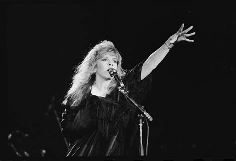 10 Best Stevie Nicks Songs of All Time - Singersroom.com