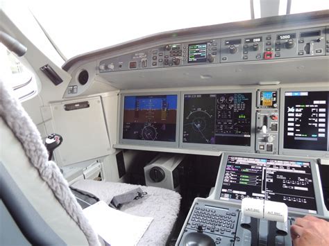 The new A220 cockpit is amazing : r/aviation