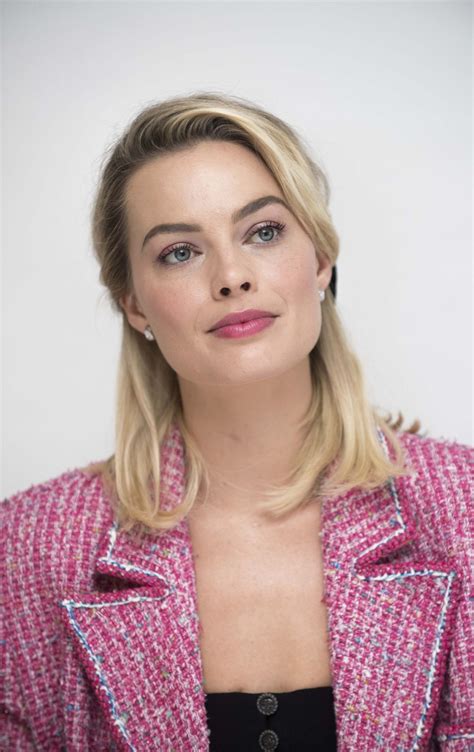 Margot Robbie - "Mary Queen of Scots" Press Conference Portrait ...