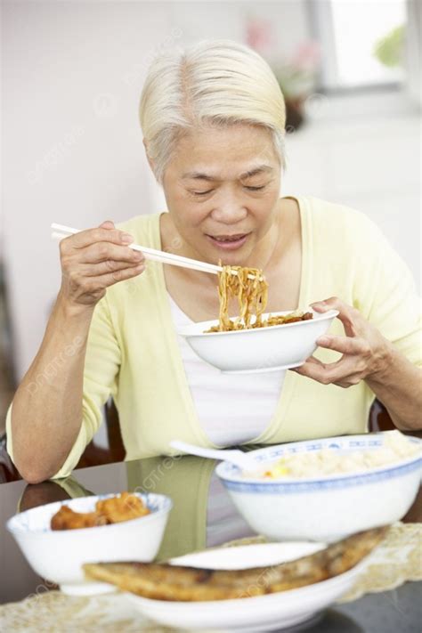 Nền Người Phụ Nữ Trung Quốc Cao Cấp Ngồi ở Nhà ăn Cơm Và Hình ảnh Để Tải Về Miễn Phí - Pngtree