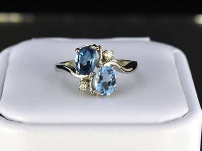 LEA LANE JEWELRY : 10k White Gold Ladies Pretty Blue Topaz & Diamond Ring!