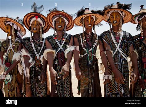 Wodaabe men dance at Gerewol festival near Ingal, Nothern Niger Stock Photo - Alamy