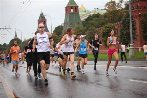 Crowd People Run on Kremlin Embankment Editorial Photography - Image of fitness, action: 20917597