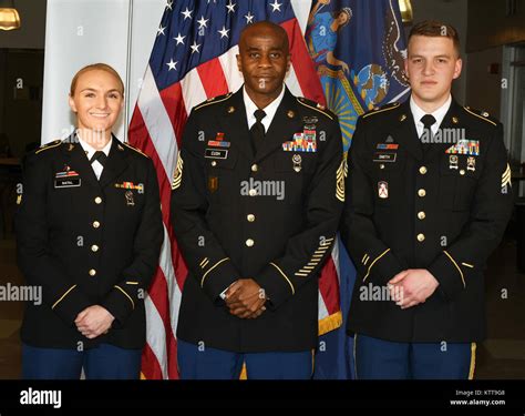 New York Army National Guard Soldiers pose for pictures in their Army ...