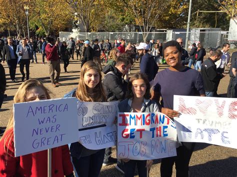 Crowds gather to jeer, cheer at White House as Trump, Obama meet (Photos) - WTOP News