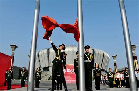 今天，我们一起升旗！东大人共祝祖国生日快乐！_国旗护卫队