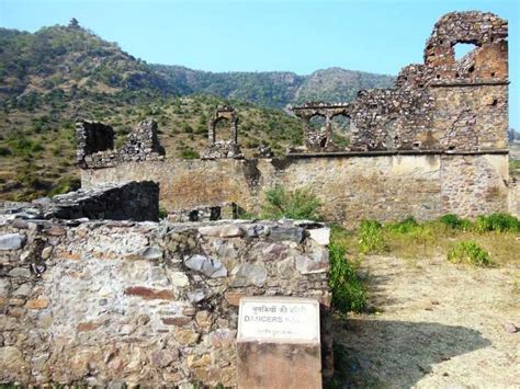 Bhangarh Fort > Story Of The Haunted Fort For A Short Trip