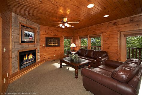 Gatlinburg Cabin - Bear Necessities - 3 Bedroom - Sleeps 12 - Swimming Pool Access - Bunk Beds