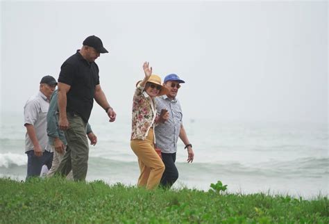 Relatives of Daniel Noboa accompany him in Olon to receive the results of the presidential ...