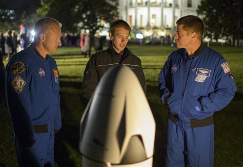 Crew Dragon (V2) model spotted at White House Astronomy Night : r/spacex