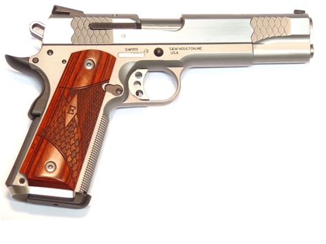 Smith & Wesson - 1911 E Series calibre .45ACP