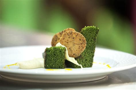 Spanish pastry chef puts seaweed cakes on the menu