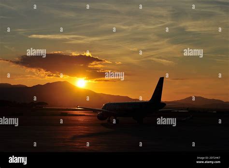 Silhouette Of Airplane At Sunset Stock Photo - Alamy