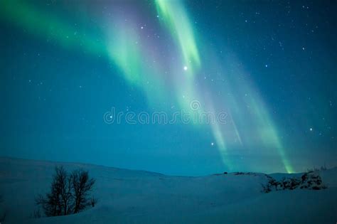 Aurora Borealis Nad Pokrytym śniegiem Pasmem Górskim W Europie Zdjęcie Stock - Obraz złożonej z ...
