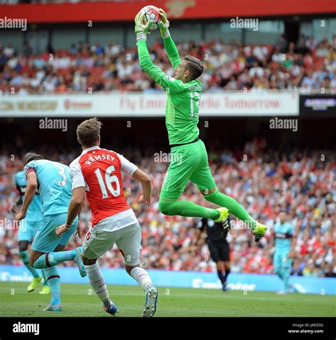 West ham united goalkeeper hi-res stock photography and images - Alamy