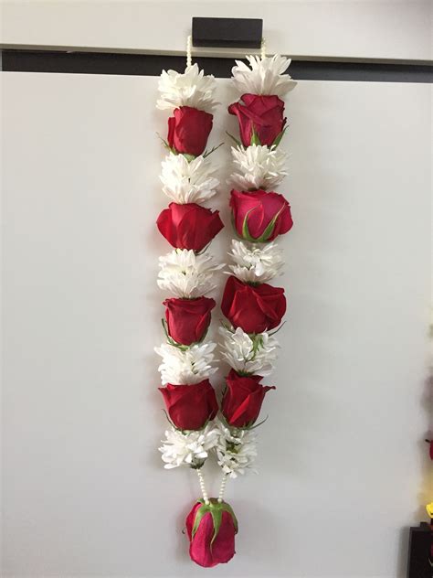 Flower garland hindu wedding | Flower decorations diy, Flower garland ...